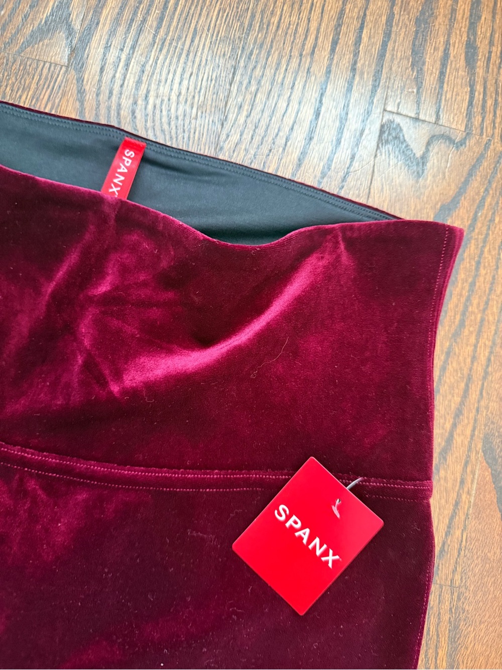 Spanx burgundy velvet high rise leggings. Size large. NWT